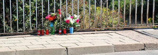 Freunde und Verwandte haben auf der Br&uuml;cke Blumen, Kerzen und letzte Gr&uuml;&szlig;e hinterlassen. (Foto: Jochen Miche)