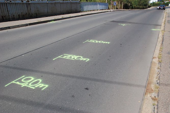 Die Polizei markierte die Stellen, wo das Opfer vom Wagen des T&auml;ters mitgeschleift wurde. (Foto: Jochen Miche)