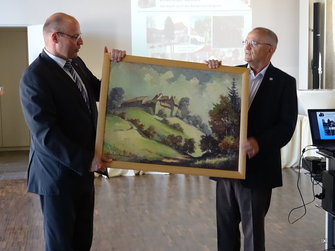 Bildübergabe an den Bürgermeister (li.) (Foto: Ilka Kühn) Bildübergabe an den Bürgermeister (li.) (Foto: Ilka Kühn)