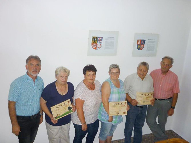 (v.l.): Landrat Harald Zanker, Sigrid Luck, Andrea Frank, Silvia Flachsbarth, Horst Beyer und J&ouml;rg Richter bei der Scheck&uuml;bergabe (Foto: Pressestelle Landratsamt Unstrut-Hainich-Kreis)