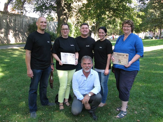 Scheck &uuml;bergeben (Foto: Pre)