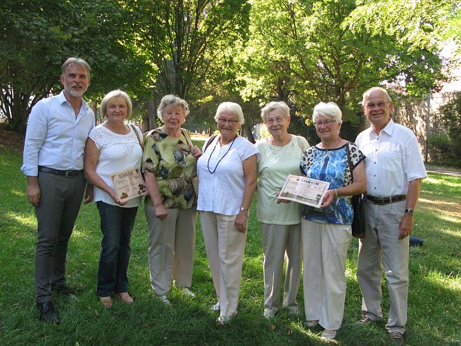 Scheck &uuml;bergeben (Foto: Pressestelle UHK)