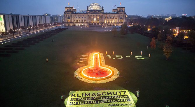 Greenpeace-Protest vor dem eichstag (Foto: Gordon Welters/Greenpeace)