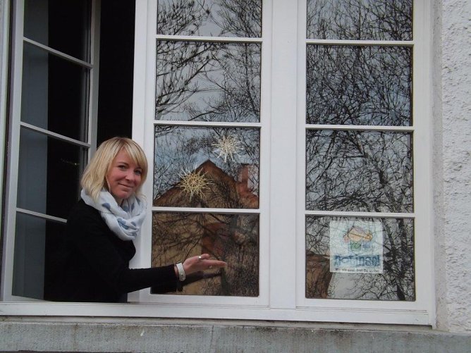 Mandy Pr&uuml;tz pr&auml;sentiert das Nothilfe-Logo der  Psychosozialen Beratungsstelle der Suchthilfe in Th&uuml;ringen in der Eisenacher Stra&szlig;e 13b. (Foto: Pressestelle Landratsamt Unstrut-Hainich-Kreis)