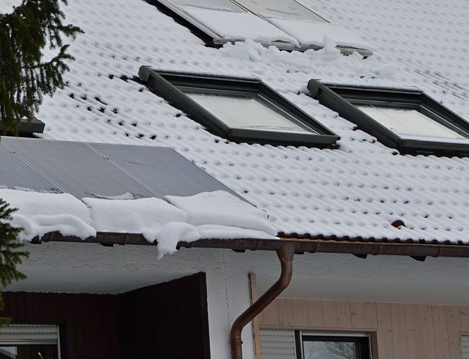 Ob mit oder ohne Schneeauflage: An frostigen Wintertagen muss das Dach Temperaturdifferenzen von 40o C. und mehr zwischen Oberfl&auml;che und Innenraum verkraften. (Foto: privat)