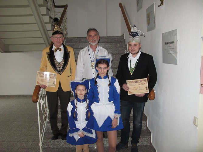 v. l. (hinten) Gerald Nicolai, Landrat Harald Zanker, Christoph Spangenberg (vorn) Tanzmariechen Chiara und Alina Becker bei der Scheck&uuml;bergabe (Foto: Pressestelle Landratsamt Unstrut-Hainich-Kreis)