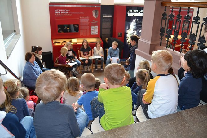 Lesespa&szlig; am besonderen Ort (Foto: Stadtverwaltung M&uuml;hlhausen)