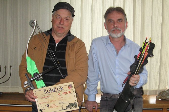 Vorsitzender Mike Heucke zusammen mit Landrat Harald Zanker bei der Scheck&uuml;bergabe (Foto: Kreisverwaltung UH)