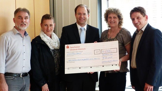 Spendenscheck &uuml;bergeben (Foto: Pressestelle UHK)