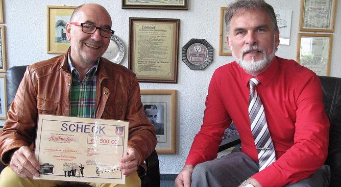 Symbolischen Scheck &uuml;bergeben (Foto: Landratsamt UHK)
