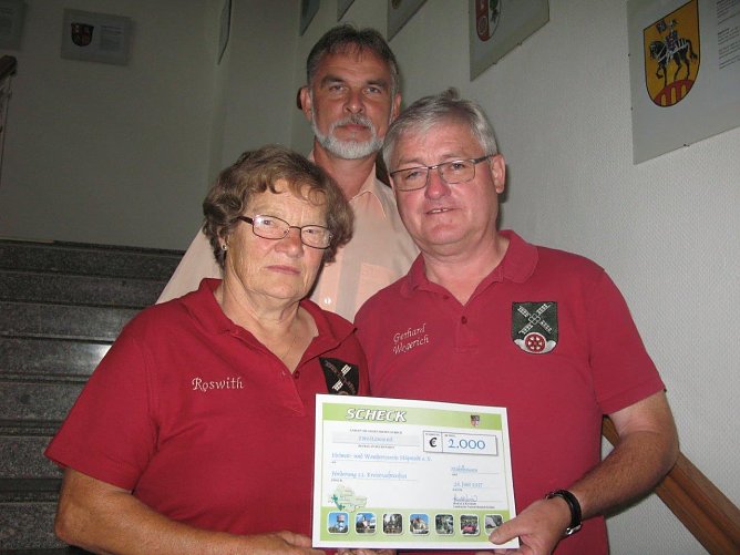 F&uuml;r die Ausrichtung des Kreistrachtenfestes &uuml;bergab jetzt Landrat Harald Zanker einen Scheck in H&ouml;he von 2.000 EUR an Gerhard Wegerich, den Vorsitzenden des Heimat- und Wandervereins H&uuml;pstedt (Foto: Pressestelle Landratsamt Unstrut-Hainich-Kreis)