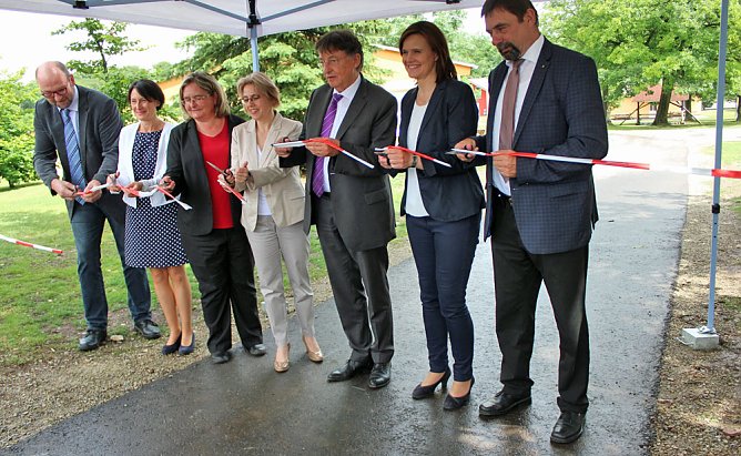 Barrierefreies Wegenetz im Ferienpark Feuerkuppe... (Foto: Karl-Heinz Herrmann)