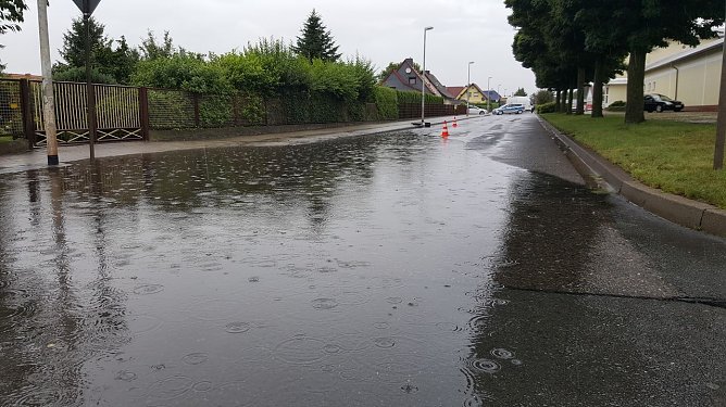 &Uuml;berschwemmte Stra&szlig;e in Nordhausen (Foto: nnz)