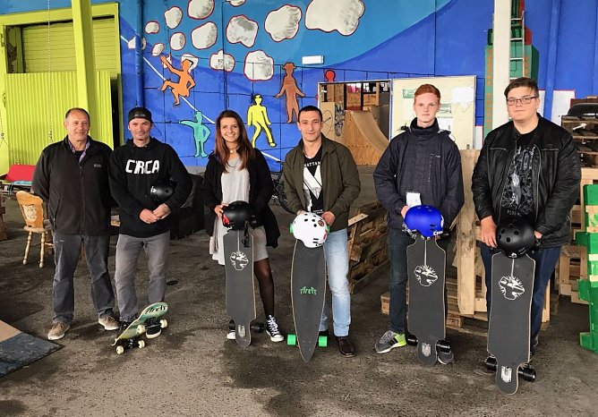 Materialspende f&uuml;r bed&uuml;rftige Kinder (Foto: privat)