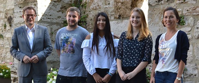 Azubis begr&uuml;&szlig;t (Foto: Stadtverwaltung M&uuml;hlhausen)