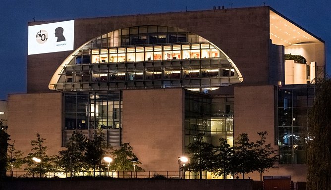 Projektion am Bundeskanzleramt (Foto: Greenpeace/PressMedia)