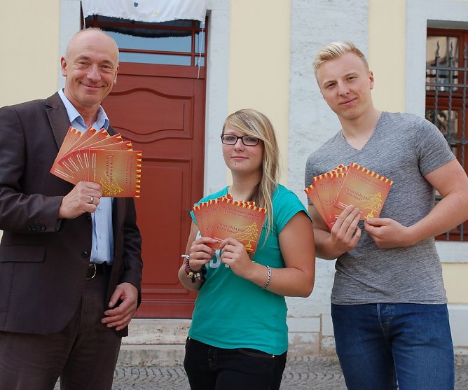 Kirmes-Guide &uuml;bergeben (Foto: Stadtverwaltung M&uuml;hlhausen)