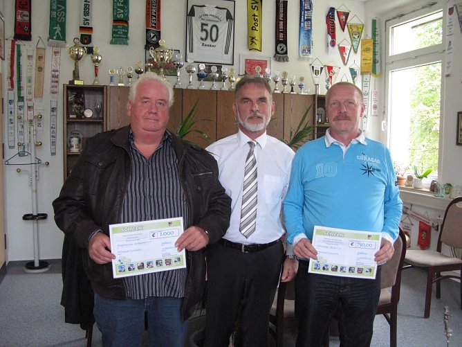 Am Dienstag konnten sich zwei Kleingartenvereine &uuml;ber eine finanzielle Unterst&uuml;tzung freuen. Landrat Harald Zanker &uuml;bergab an die Kleingartenanlage Harthchaussee Bad Langensalza und die Gartenanlage &Ouml;lgraben Schecks in H&ouml;he von 1.750,00 EUR (Foto: Pressestelle Landratsamt Unstrut-Hainich-Kreis)