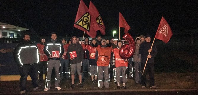 Warnstreik am fr&uuml;hen Morgen (Foto: IG Metall)