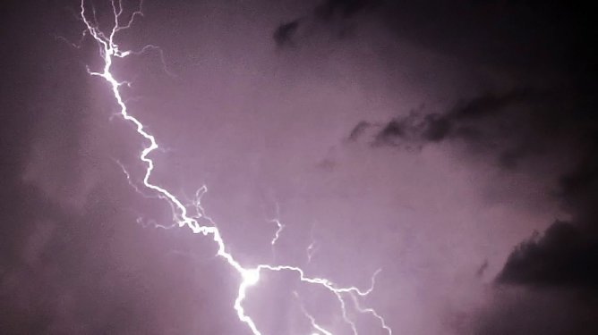 Blitz in der Nacht in der N&auml;he von Nordhausen (Foto: Peter Blei)