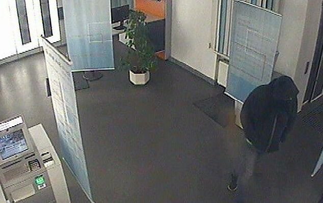 Wer kennt diesen Mann? (Foto: Polizei)