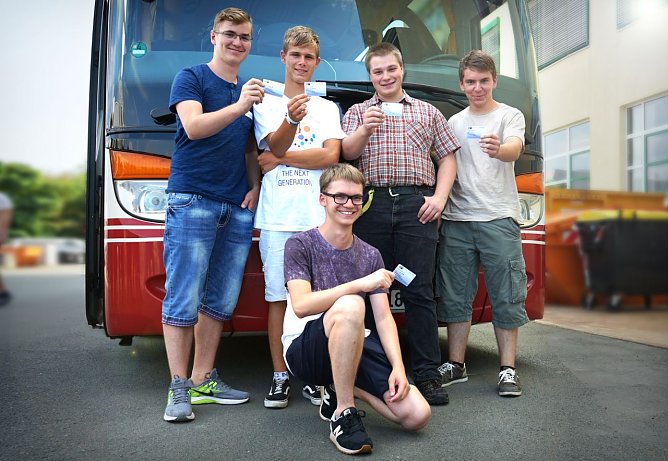 v.l. stehend: Hannes Vit&eacute;, Justin Leon Duphorn, Kevin Dziuba, Jens Binczyk und Marvin Greyer (Mitte unten) von der SWE Service GmbH freuen sich &uuml;ber ihren neuen Azubi-Ausweis von der IHK Erfurt (Foto: SWE)