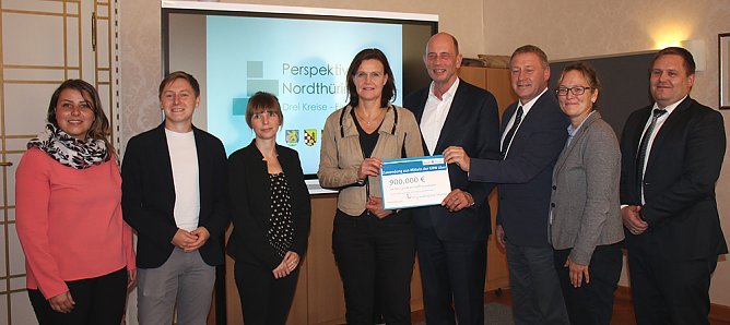 GRW-Förderbescheid für ein Regionalbudget (Foto: Karl-Heinz Herrmann) GRW-Förderbescheid für ein Regionalbudget (Foto: Karl-Heinz Herrmann)