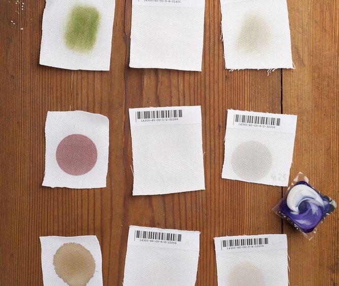 Test&shy;flecken. Selbst f&uuml;r bleich&shy;mittel&shy;haltige Voll&shy;wasch&shy;mittel sind die einge&shy;trock&shy;neten Flecken von Gras, Konfit&uuml;re und Espresso eine Heraus&shy;forderung. (Foto: Stiftung Warentest)