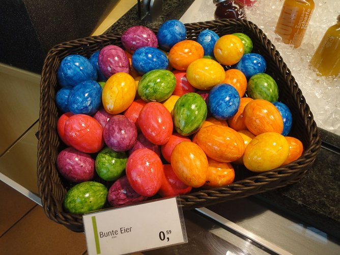 Bei gekochten bunten Ostereiern besteht keine Kennzeichnungspflicht: Die Haltungsform der H&uuml;hner bleibt f&uuml;r den Verbraucher unklar (Foto: Deutscher Tierschutzbund e.V.)