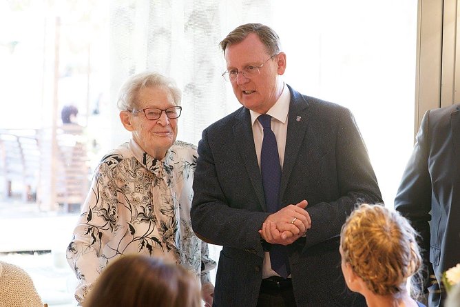 Zu Lisbeth G&ouml;bers Gratulanten gesellte sich auch Th&uuml;ringens Ministerpr&auml;sident Bodo Ramelow (Foto: Heidi Fischer)