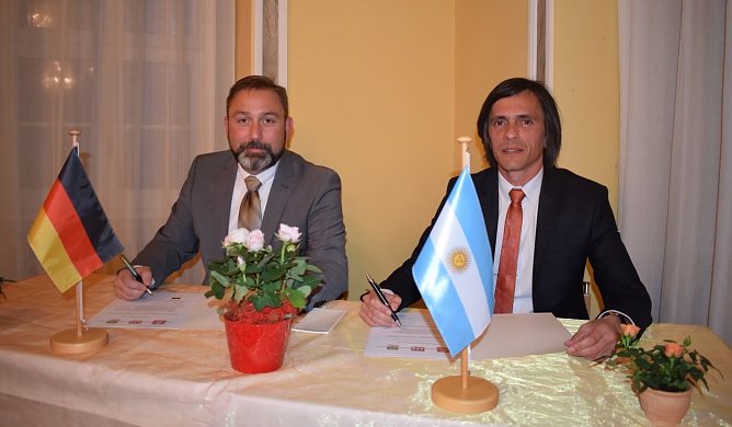 Freundschaftsvertrag (Foto: Stadtverwaltung Bad Langensalza) Freundschaftsvertrag (Foto: Stadtverwaltung Bad Langensalza)