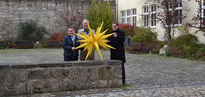 Herrnhuter Stern f&uuml;r St. Jakobi_Heike Strecker_Helge Wittmann_Johannes Bruns (Foto:  Anke Pfannstiel &copy; Stadtverwaltung M&uuml;hlhausen)