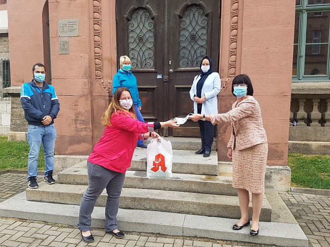 Derzeit arbeiten regelm&auml;&szlig;ig vier N&auml;her und N&auml;herinnen, darunter Ghasem Mohammady und Farishtah Haqiqi, am Mundschutz und stellen diese im Rahmen von zwei Schulpatenschaften der Thomas-M&uuml;ntzer-Schule und der Martinischule zur Verf&uuml;gung. (Foto: Pressestelle Landratsamt Unstrut-Hainich-Kreis)