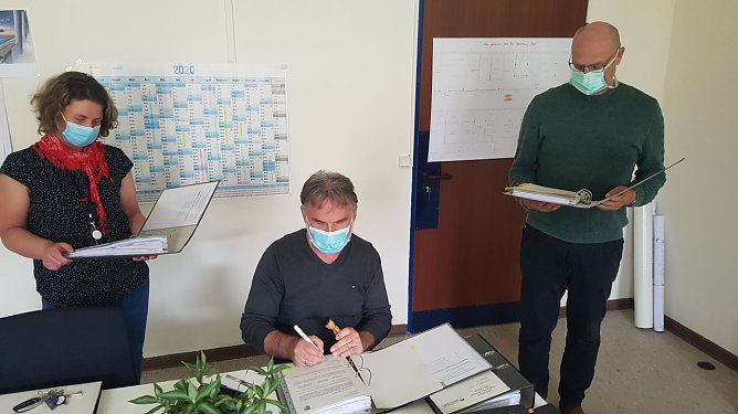 Mit gro&szlig;er Freude unterzeichnete Landrat Harald Zanker am Dienstag, dem 12.05.2020, die Planungsunterlagen f&uuml;r zwei weitere F&ouml;rderzusagen vom Th&uuml;ringer Landesamt f&uuml;r Bau und Verkehr.  (Foto: Pressestelle Landratsamt Unstrut-Hainich-Kreis)
