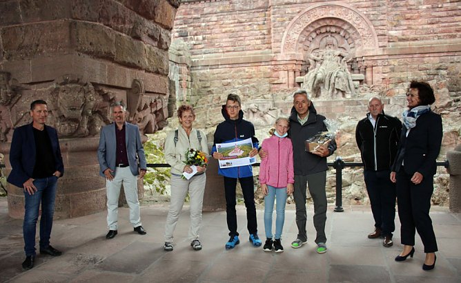 Einmillionster Besucher am st&uuml;rmischen Kyffh&auml;user-Denkmal (Foto: Karl-Heinz Herrmann)