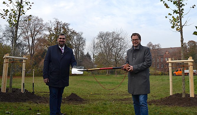 Baumpflanzung am Alten Friedhof (Foto: Anke Pfannstiel &copy; Stadtverwaltung M&uuml;hlhausen)