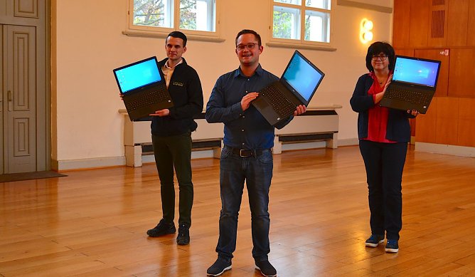 Oscar Lutze, M&uuml;Com-Systeme; Julian Uthe, Hausleiter Mehrgenerationenhaus "Geschwister Scholl"; Kathrin K&ouml;the, Vorsitzende des Behinderten- und Seniorenbeirates der Stadt M&uuml;hlhausen (Foto: &copy; Stadtverwaltung M&uuml;hlhausen)