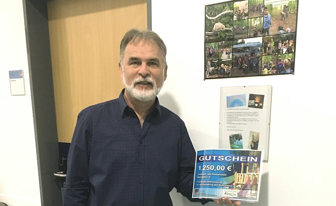 Landrat Harald Zanker &uuml;berreicht den symbolischen Scheck  (Foto: LRA UH)