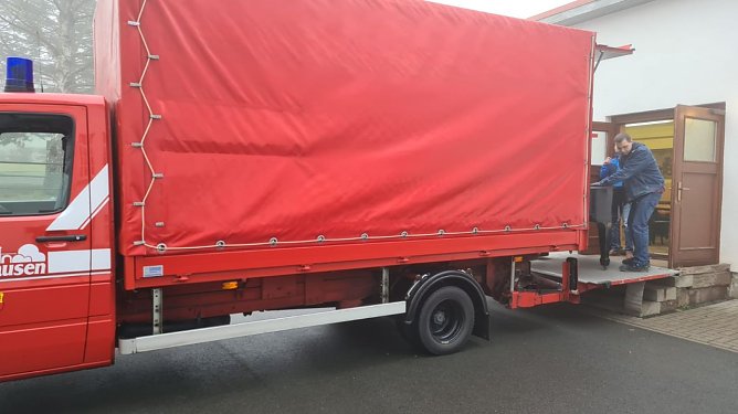 Mit dem Transporter der M&uuml;hlh&auml;user Feuerwehr wurde der Fl&uuml;gel von der Gemeinschaftsschule S&uuml;deichsfeld in Heyerode zum Mehrgenerationenhaus gebracht. (Foto: Stadtverwaltung M&uuml;hlhausen)