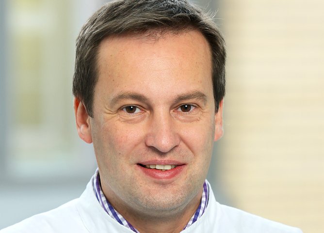 Chefarzt Dr. Andreas Birke nennt die h&auml;ufigsten Gr&uuml;nde f&uuml;r das Auftreten von R&uuml;ckenschmerzen und gibt Tipps zu Vermeidung. (Foto: Helios Klinik Lutherstadt Eisleben)