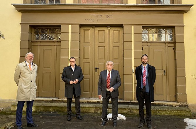 Stadtachivar Dr. Helge Wittmann, Oberb&uuml;rgermeister Dr. Johannes Bruns, der Vorsitzende der J&uuml;dischen Landesgemeinde Th&uuml;ringen, Prof. Reinhard Schramm, und Rabbiner Alexander Nachama (v.l.) vor der M&uuml;hlh&auml;user Synagoge. (Foto: Stadtverwaltung M&uuml;hlhausen)
