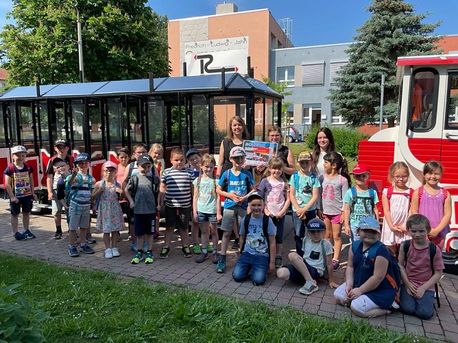 Mit der Tschu-Tschu-Bahn auf dem Weg in die Schulzeit (Foto: Landratsamt UHK)