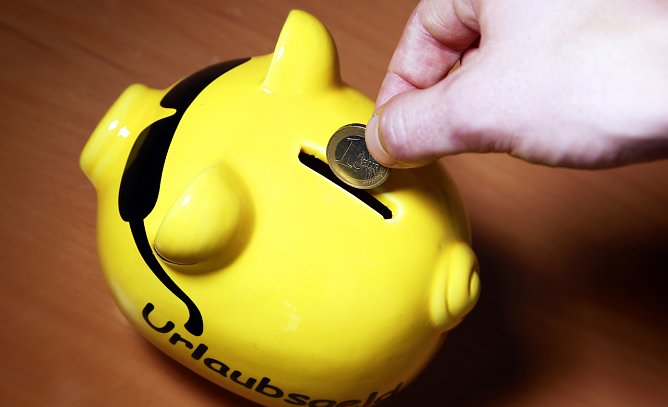 Sparen f&uuml;r den Urlaub: F&uuml;r viele Menschen steht die erste Auszeit seit Beginn der Corona-Pandemie an � ein Urlaubsgeld ist da besonders willkommen. Die Gewerkschaft NGG r&auml;t Besch&auml;ftigten dazu, ihre aktuelle Lohnabrechnung auf die Sonderzahlung zu pr&uuml;fen (Foto: NGG)