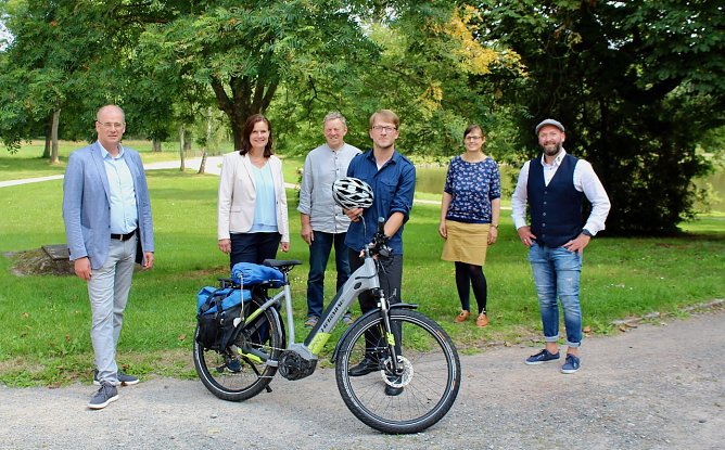v.l. Landrat von Nordhausen Matthias Jendricke; Landr&auml;tin von Sondershausen Antje Hochwind-Schneider; Maurice Schwamberger mit E-Bike (Harz Agentur - Projektverantwortlicher); 3. v.l.hinten Michael Beyer-Zamzow (Gesch&auml;ftsf&uuml;hrer Harz-Agentur); D&ouml;rte Suberg (Projektleitung Regionalmanagement Nordth&uuml;ringen); Marco Wohlenberg (Tourismusverband S&uuml;dharz-Kyffh&auml;user -Gesch&auml;ftsstellenleiter). (Foto: Eva Maria Wiegand)