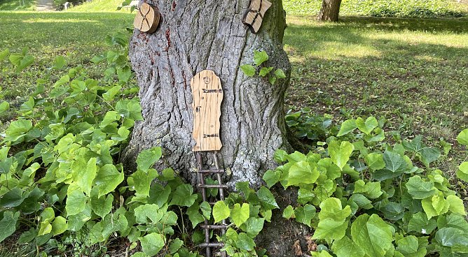 Treppe ins Feenhaus im Schlosspark Ebeleben (Foto: oas)