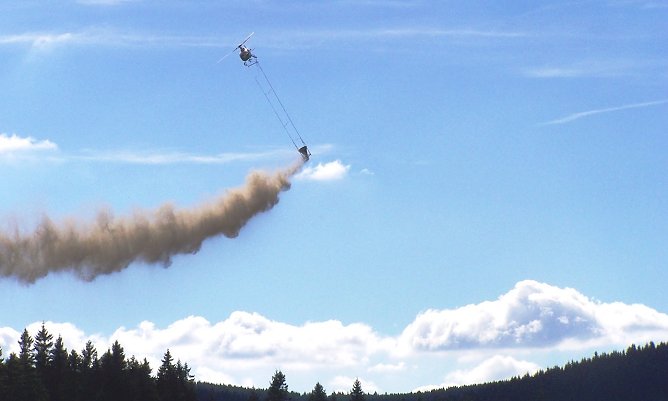 Keine Waldd&uuml;ngung, sondern eine Bodenschutzkalkung: F&uuml;r Mensch und Tier ungef&auml;hrlich, f&uuml;r den Waldboden eine Kurpackung (Foto: Dr. Horst Spro&szlig;mann)