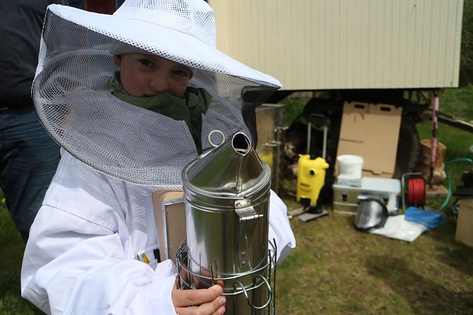 Imkern kann jeder - wenn man die richtige Ausrüstung hat (Foto: nnz-Archiv) Imkern kann jeder - wenn man die richtige Ausrüstung hat (Foto: nnz-Archiv)