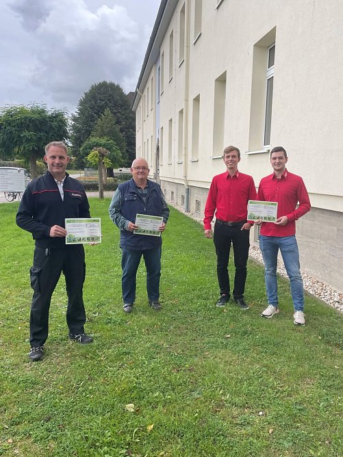 v.l.: Michael R&ouml;nsch (Vorsitzender F&ouml;rderverein Freibad Wiegleben e.V.), Matthias Wenkel (Wehrf&uuml;hrer Freiwillige Feuerwehr Reiser), Justin Hahn (Kassierer) und Simon Laufer (stellvertretender Vereinsvorsitzender) von den Heyer&ouml;der Jungs bei der Scheck&uuml;bergabe (Foto: Landratsamt UHK)