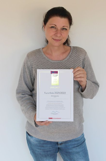 Gesch&auml;ftsf&uuml;hrerin Annett Standhardt freut sich &uuml;ber die Auszeichnung (Foto: Kur- und Rosenstadt Bad Langensalza)