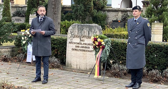 B&uuml;rgermeister Reinz und Major Zwick heute Morgen am Ehrenmal (Foto: oas)